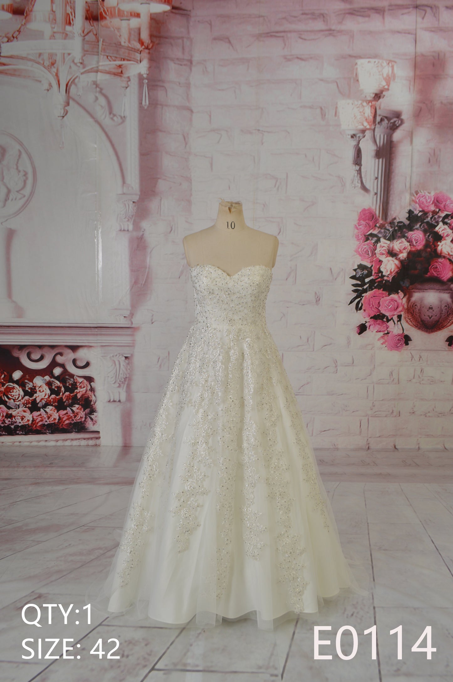 Custom-made modern mermaid-style wedding gown Bridal heart-shaped neckline with lace embellishment Wedding dress