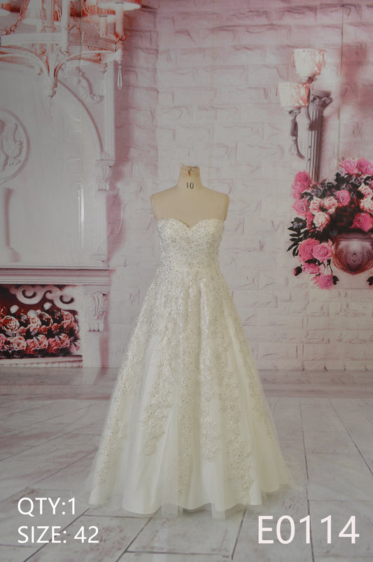 Custom-made modern mermaid-style wedding gown Bridal heart-shaped neckline with lace embellishment Wedding dress
