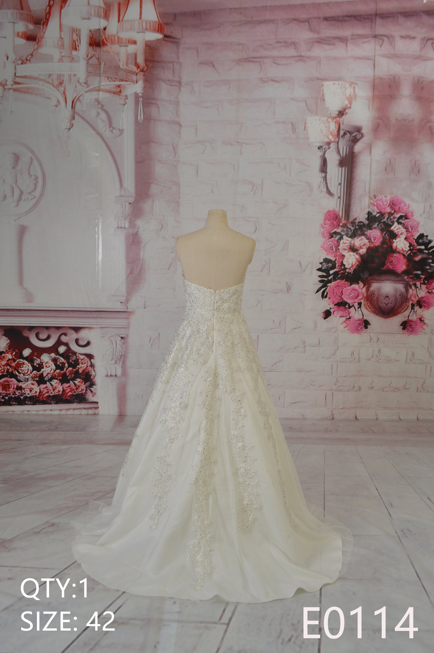 Custom-made modern mermaid-style wedding gown Bridal heart-shaped neckline with lace embellishment Wedding dress
