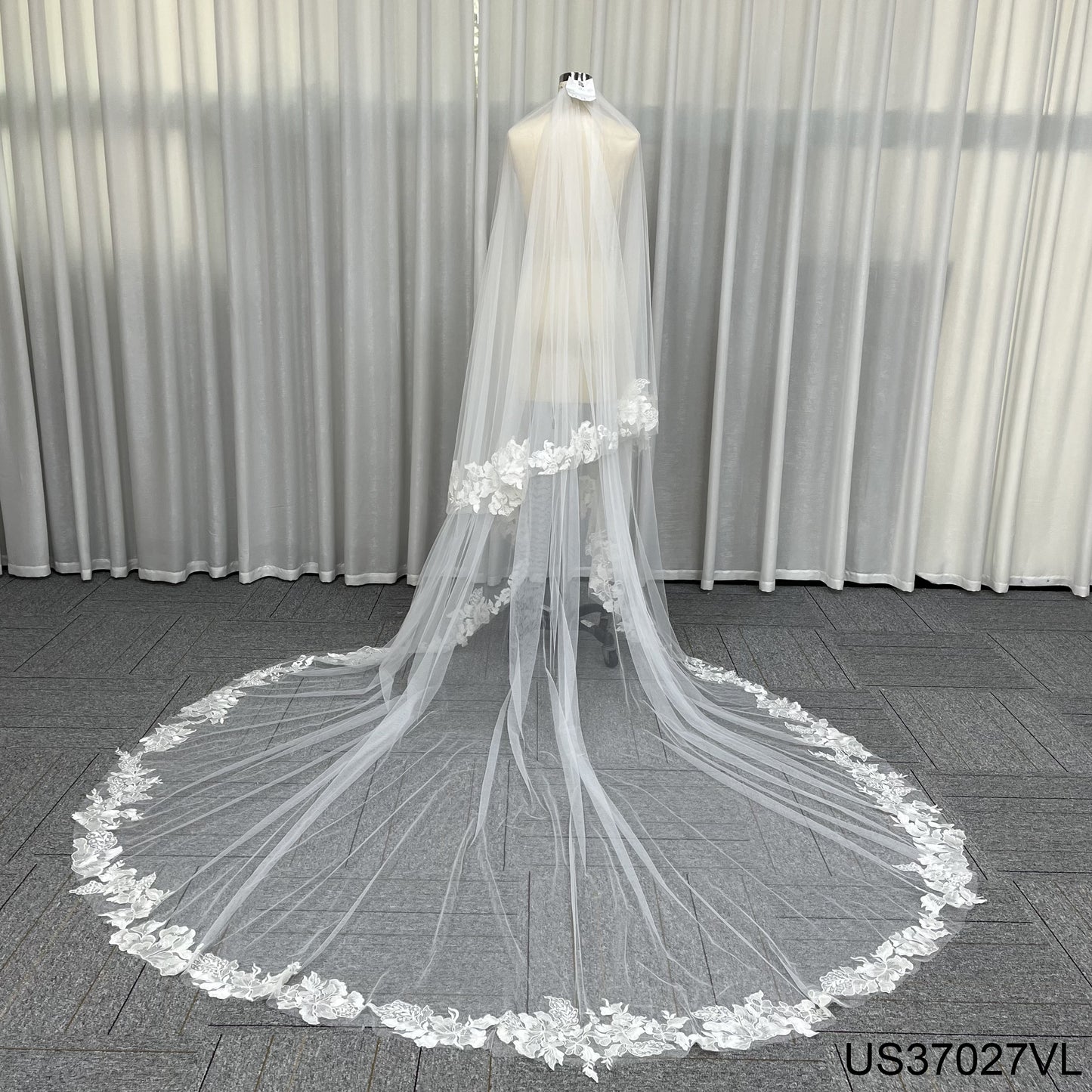 Luxury Big Petals Lace Embroidery Wedding Veil One Layer Bridal Veil Lace Long Style Veil WIth Comb