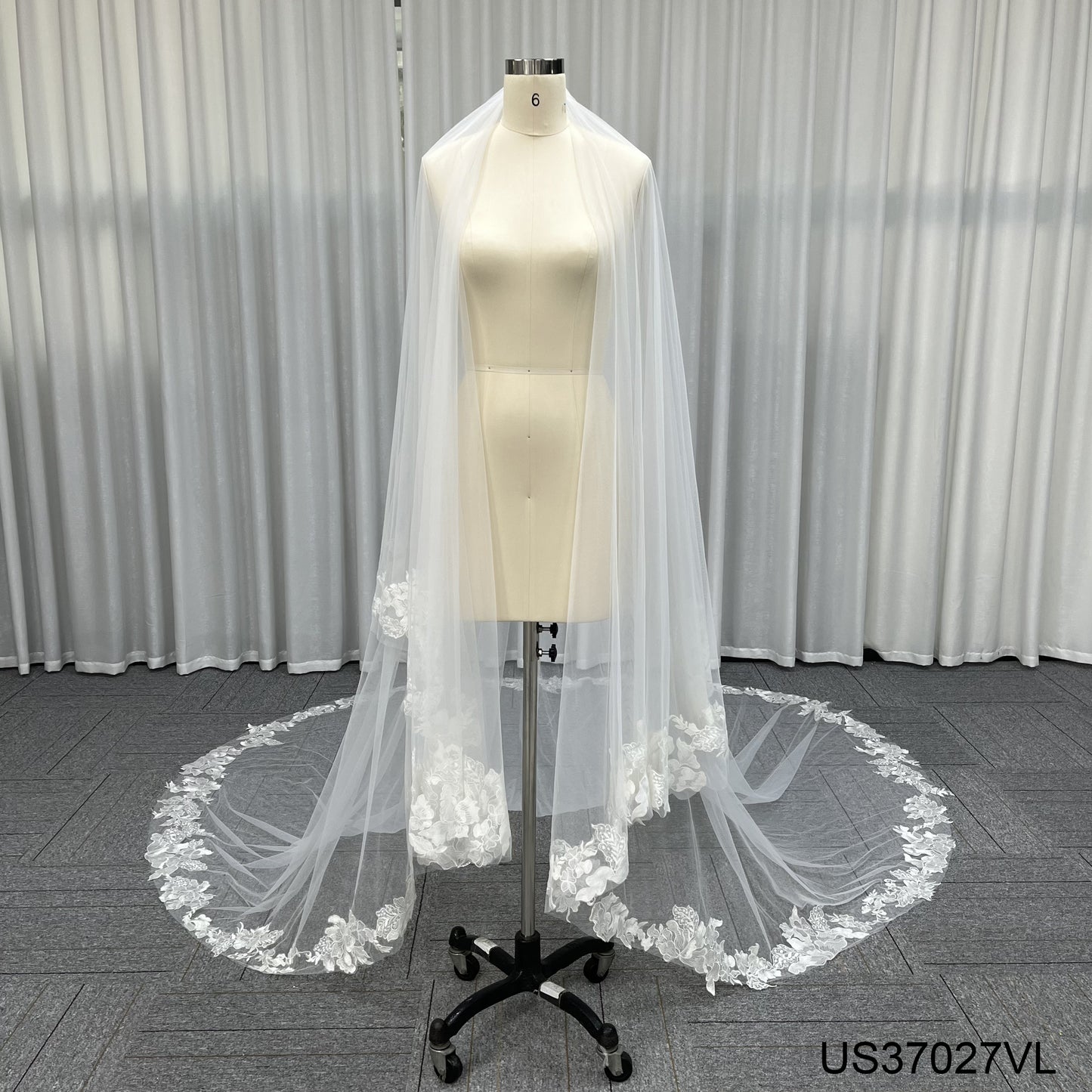 Luxury Big Petals Lace Embroidery Wedding Veil One Layer Bridal Veil Lace Long Style Veil WIth Comb