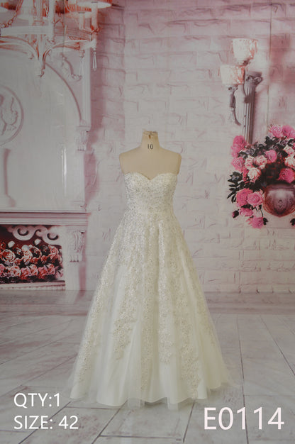 Custom-made modern mermaid-style wedding gown Bridal heart-shaped neckline with lace embellishment Wedding dress