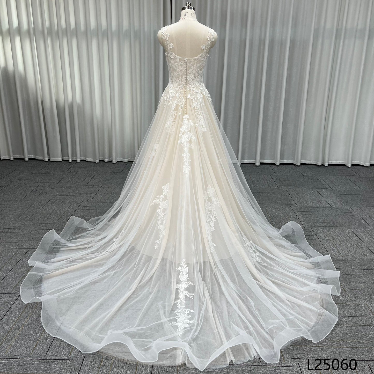 Sensual Sheer Lace Strapless Backless V-Neck Button-Up High-Quality Wedding Gown