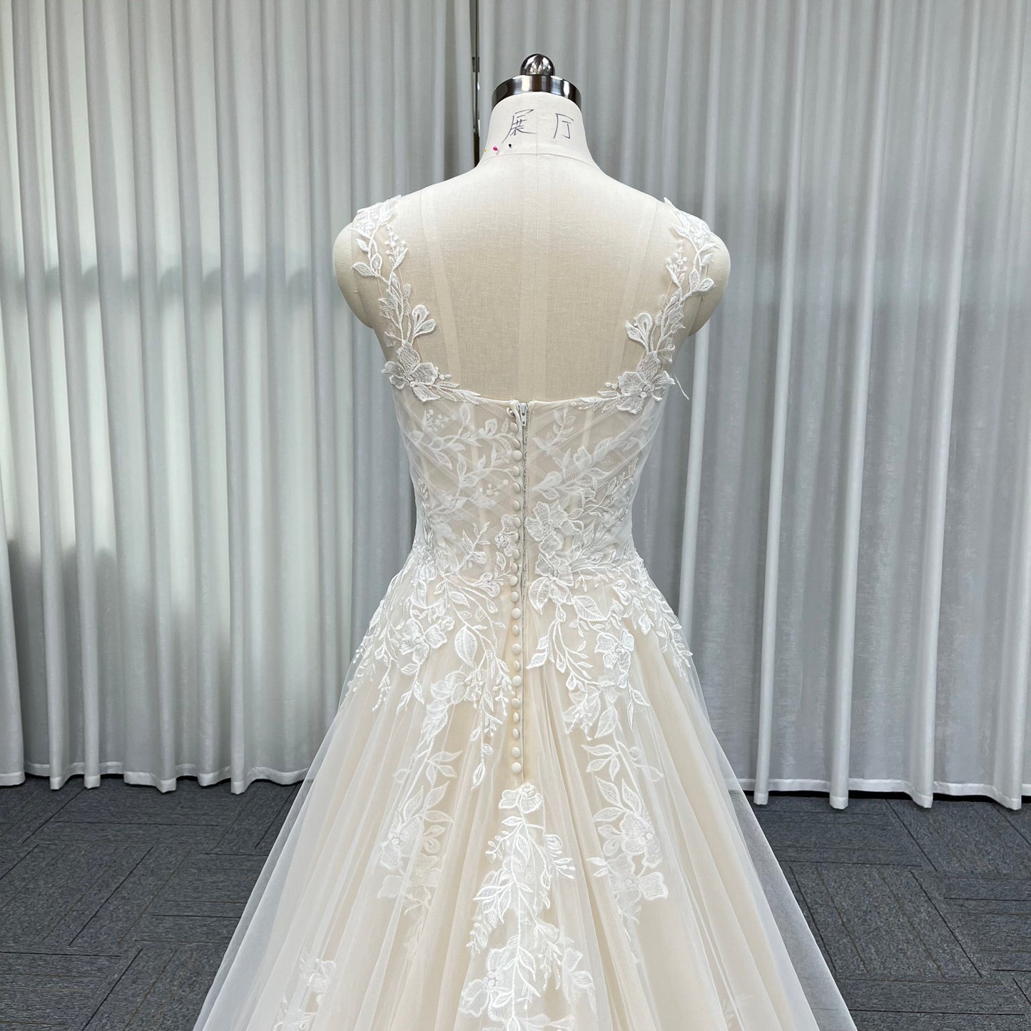 Sensual Sheer Lace Strapless Backless V-Neck Button-Up High-Quality Wedding Gown