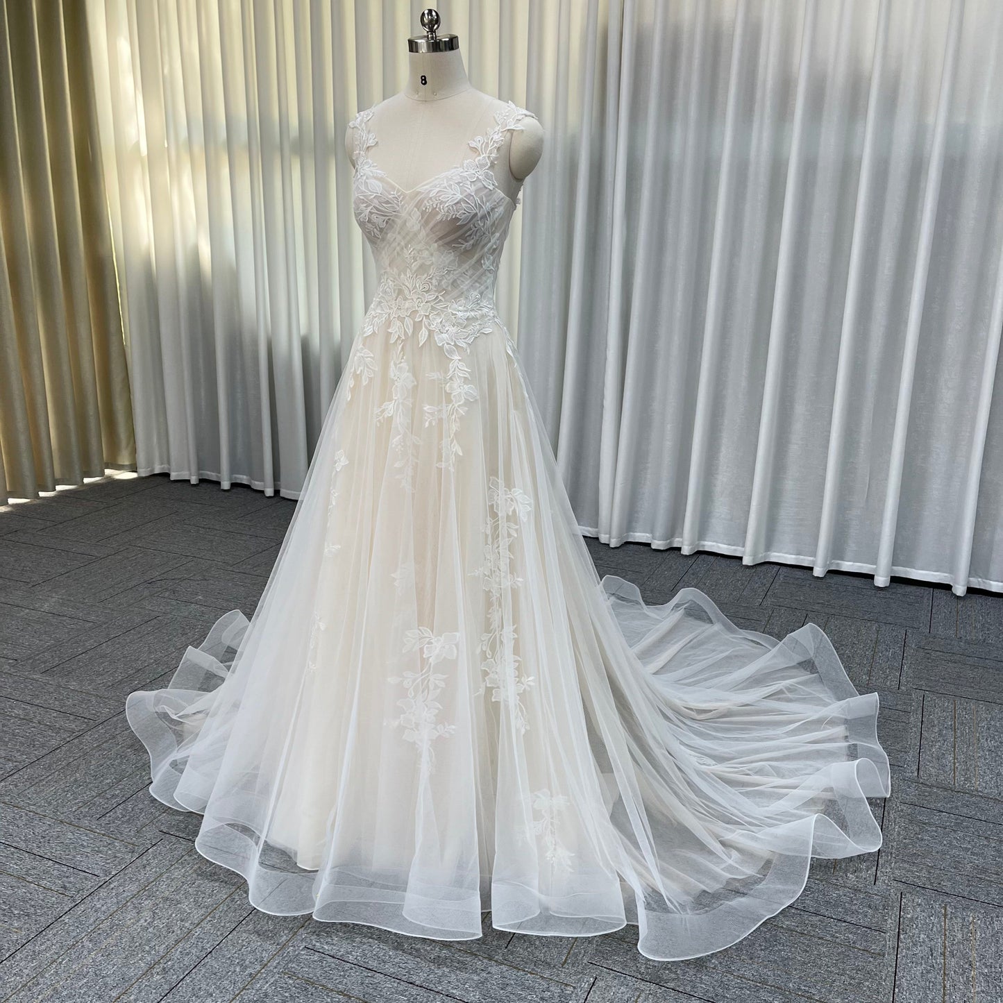 Sensual Sheer Lace Strapless Backless V-Neck Button-Up High-Quality Wedding Gown