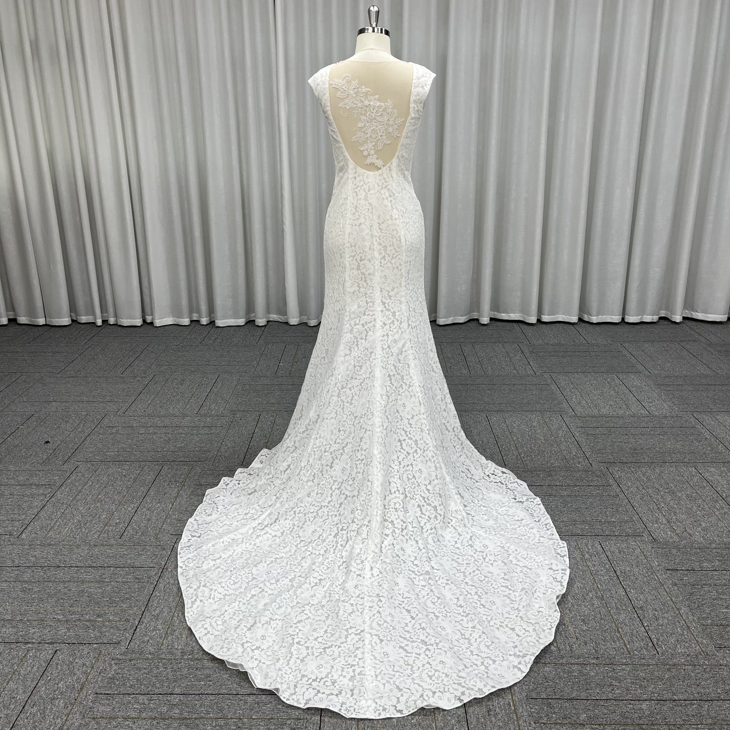 QUEENS GOWN Elegant Mermaid Sleeveless Deep v Slit Embroidery Lace With Big Train Sexy Backless Wedding Dress for Bride