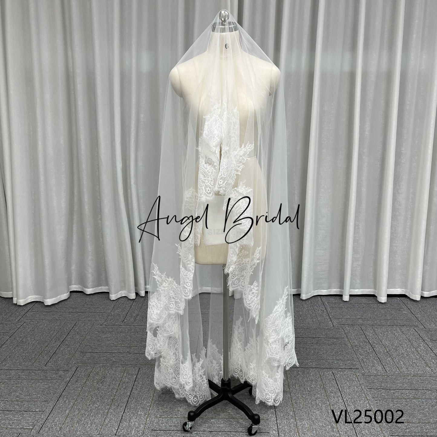 Luxury One-Layer Bride VeilHigh Quality Wedding Accessories with Embroidered Veil Comb Wholesale Bridal Veil